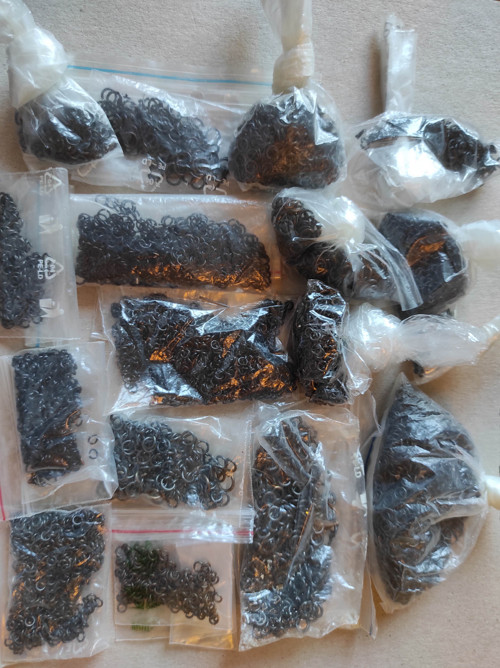 0,52 kg, černá, spojovací kroužek, různé velikosti