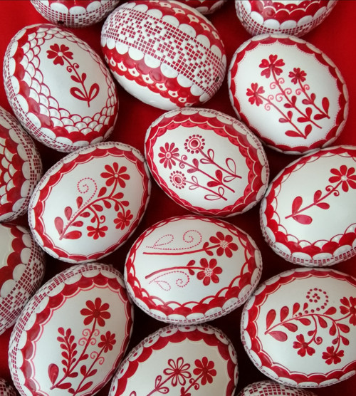 Bílé kraslice s červenou — foto 1
