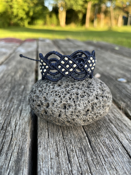 Tmavě modrý macramé náramek s korálky
