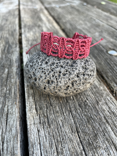 Malinový macramé náramek
