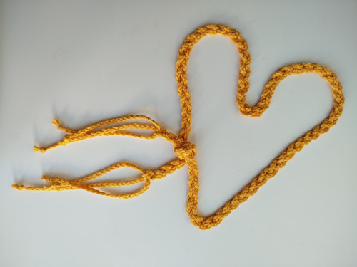 Pásek drhaný macramé žlutý ze 3 - 120 cm