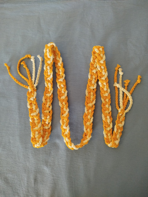 Pásek drhaný macramé bíložlutý z 5ti - 130 cm