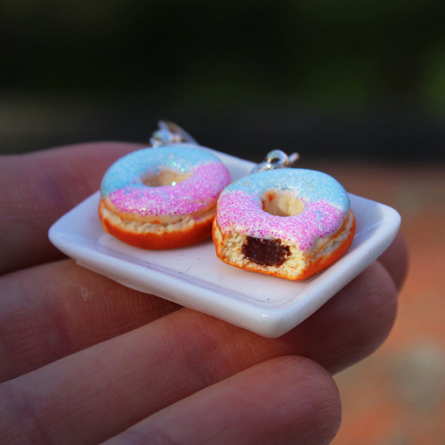 Donuty tyrkysovo-růžové, jeden nakousnutý