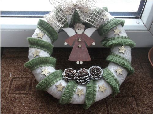 Adventní věneček s andělíčkem,zlaté hvězdičky....