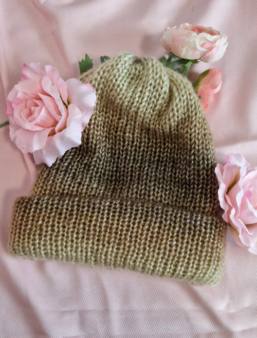 Čepice v hnědých tónech