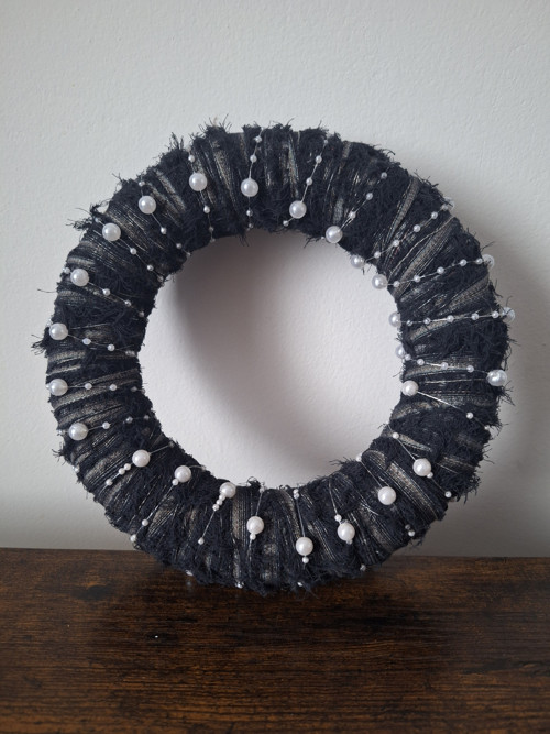 Věnec z recyklovaného textilu s perličkami - 22 cm