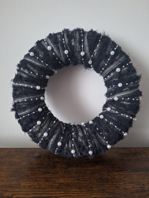 Věnec z recyklovaného textilu s perličkami - 27 cm