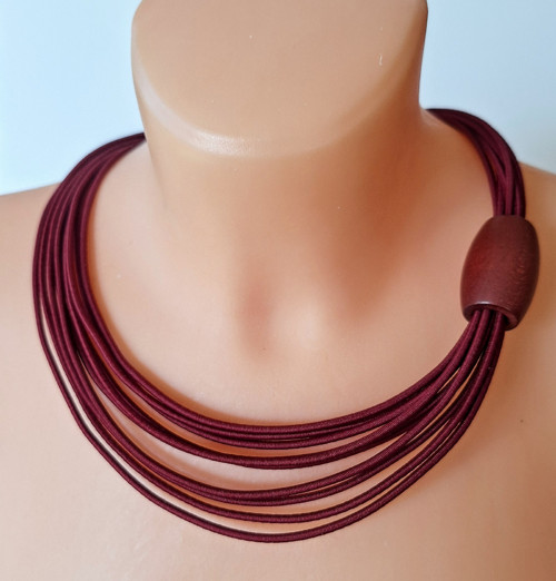 Burgundy vinový náhrdelník z pruženky