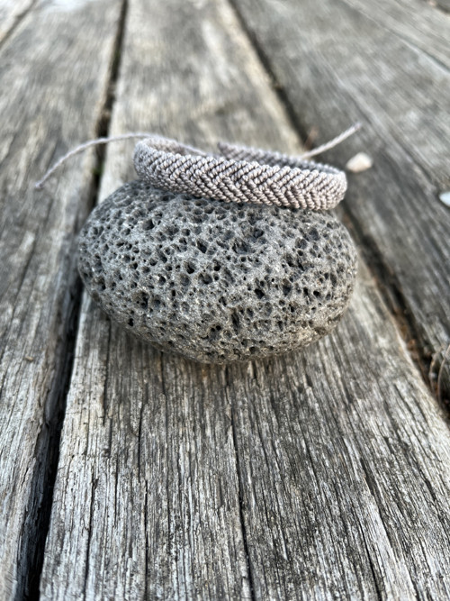 Pánský šedý macramé náramek
