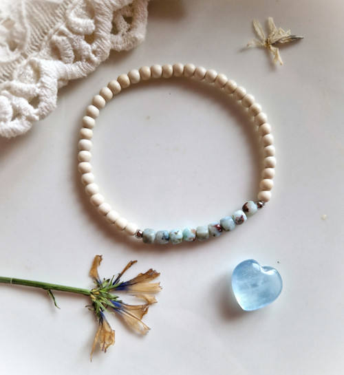 Larimar*fazetované kostičky*howlit*náramek*0,4