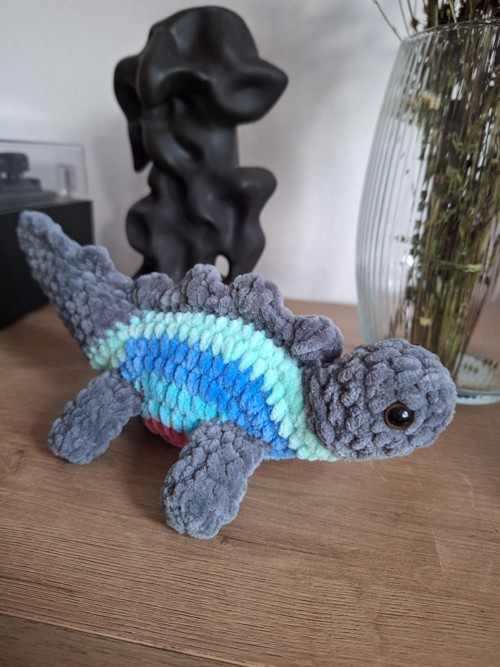 Háčkovaný dinosaurus