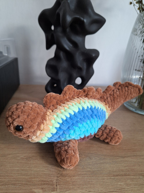 Háčkovaný dinosaurus