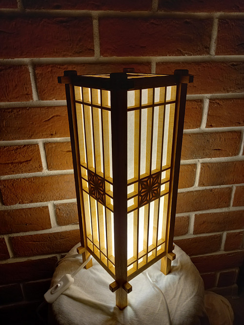 Drevená lampa zdobená japonskou technikou