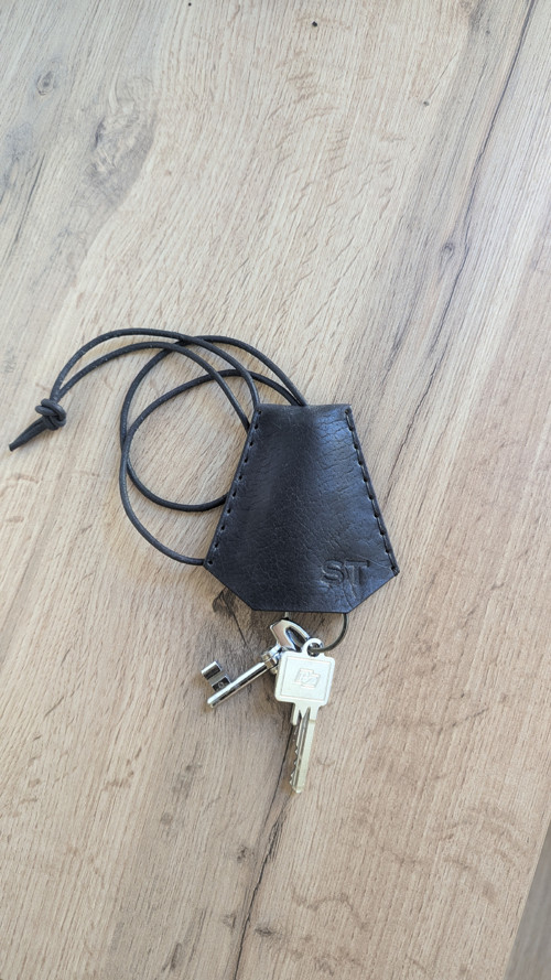 Kožená klíčenka na krk