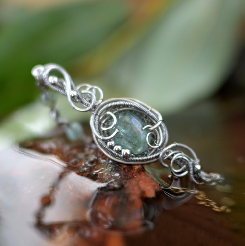 Náramek se zeleným kyanitem II