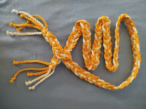Pásek drhaný macramé bíložlutý z 5ti 130 cm