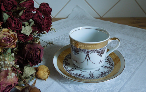 Retro porcelánový kávový šálek s podšálkem