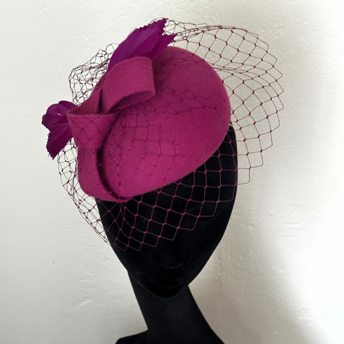 Fascinator barýtek Alá Pipa Závoj Magenta