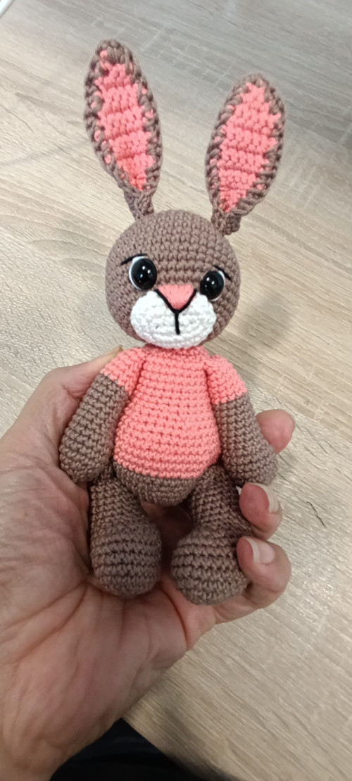 Háčkovaný králíček, zajíček lososový 21cm