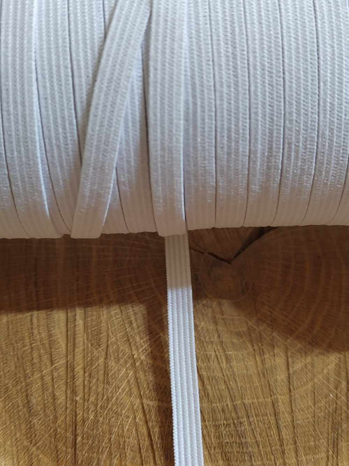 Plochá jemná pruženka šíře 7 mm barva bílá