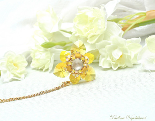 Přívěsek květina Swarovski, korálky, nerez