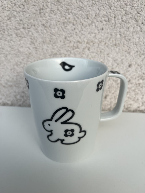 Porcelánový hrnek- Zajíček v své jamce