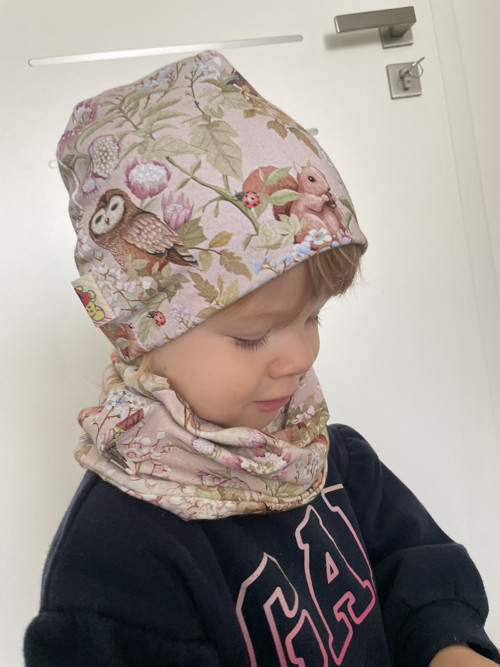 Čepička s nákrčníkem