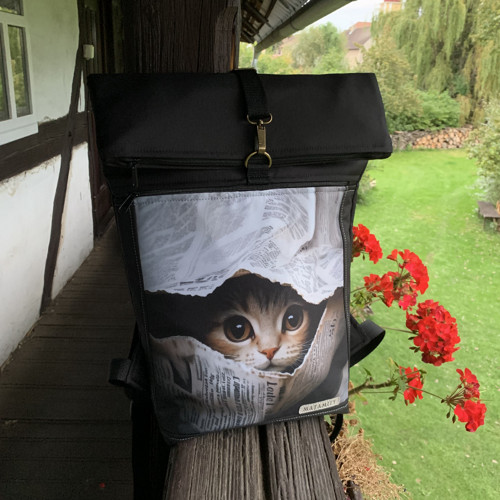 Kočka v novinách + přední kapsa na zip — foto 1