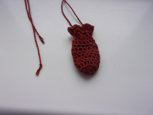 Háčkovaný pytlíček na amulet