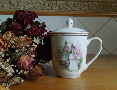 Porcelánový hrneček s pokličkou