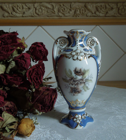 Značená porcelánová vázička