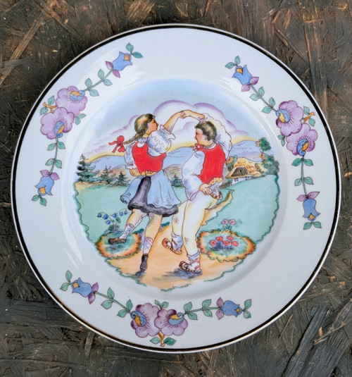 Porcelánový talíř, s ruční malbou z Valašska.
