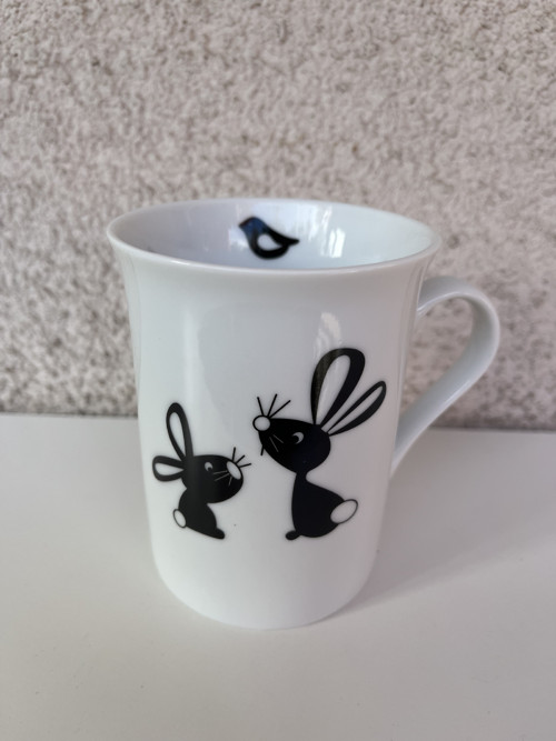 Porcelánový hrnek- Zajíci černí