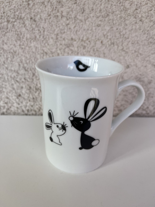 Porcelánový hrnek- Zajíci čb