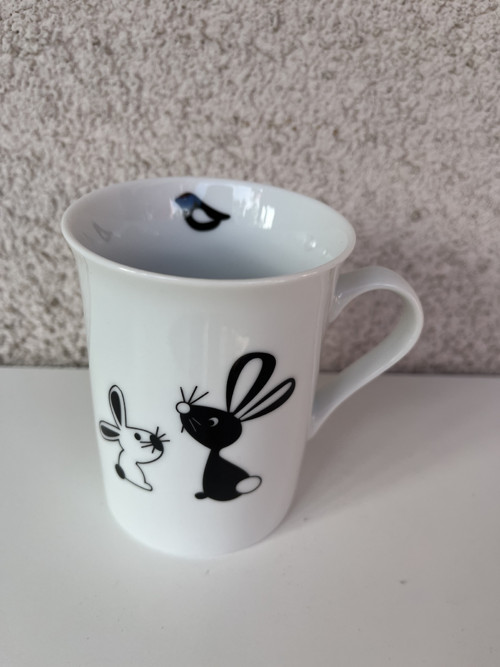 Porcelánový hrnek- Zajíci čb s holubičkou