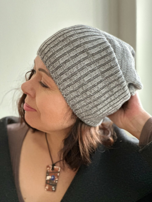 Čepice beanie z merina se stříbrnou nití lurex