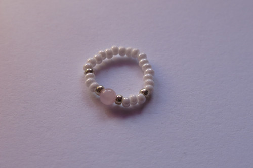 Jemný minimalistický korálkový prstýnek