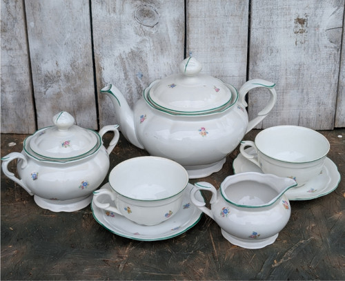 Čas plyne, porcelán zůstává, porcelánová souprava.