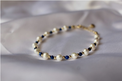 Zlatý náramek s barokními perlami a lapis lazuli