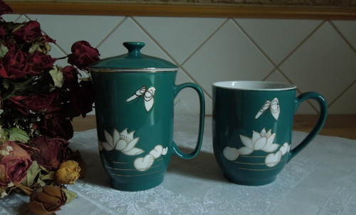 Porcelánový čajový hrnek s pokličkou