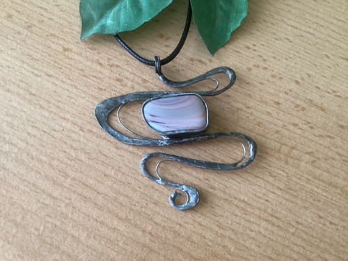 Cínovaný přívěsek s růžovým achátem