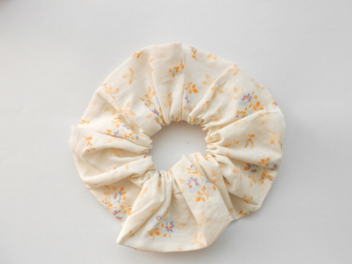 Gumička scrunchie do vlasů