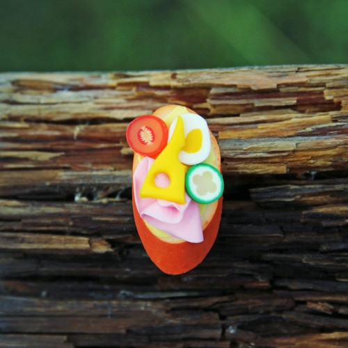 Chlebíček (pin, fimo)