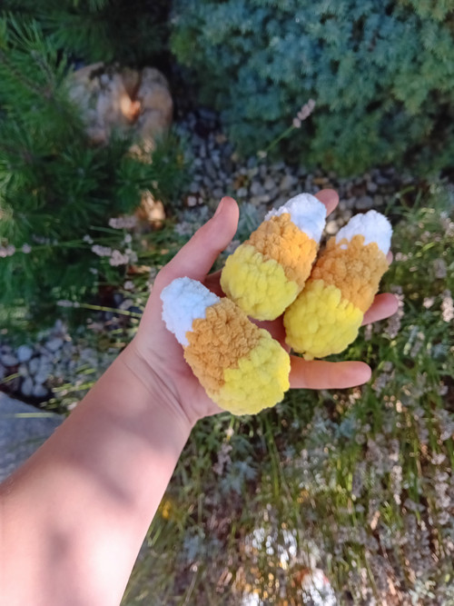 Háčkovaný Candy corn