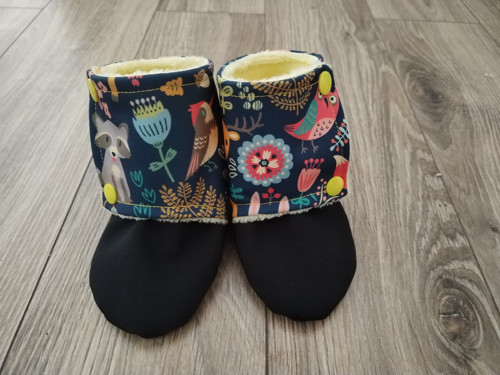 Capáčky ze softshellu s beránkem do kočárku