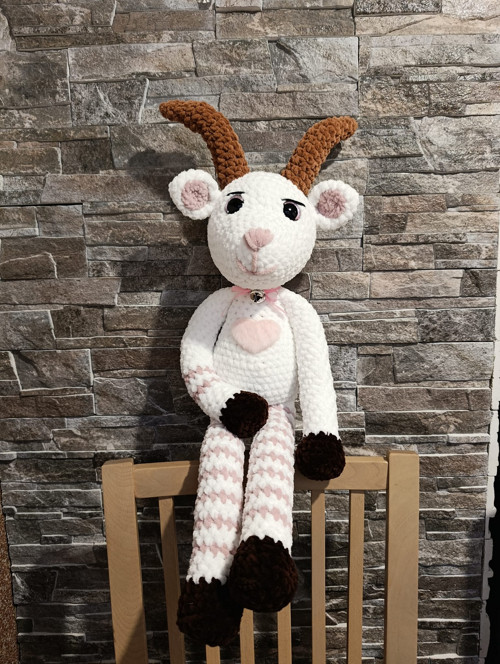 Háčkovaná koza 70 cm