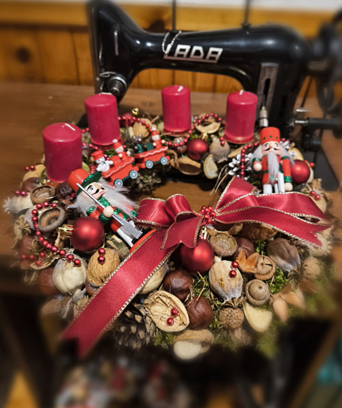 Adventní svícen s louskáčky, červený