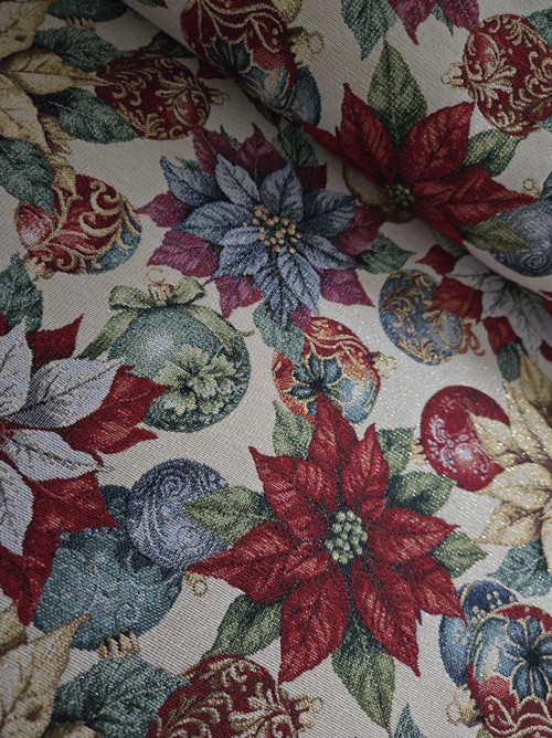 Gobelínová metráž poinsettiemi a ozdobami