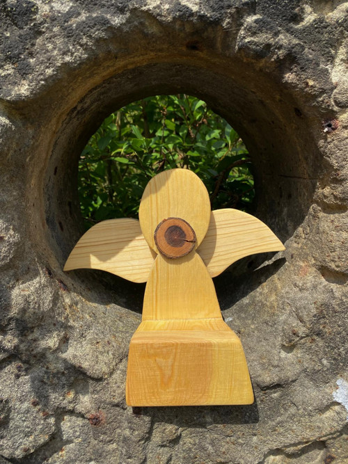 Dřevěný anděl - sedící — foto 1