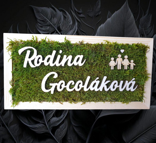 Mechová tabulka se jménem rodiny